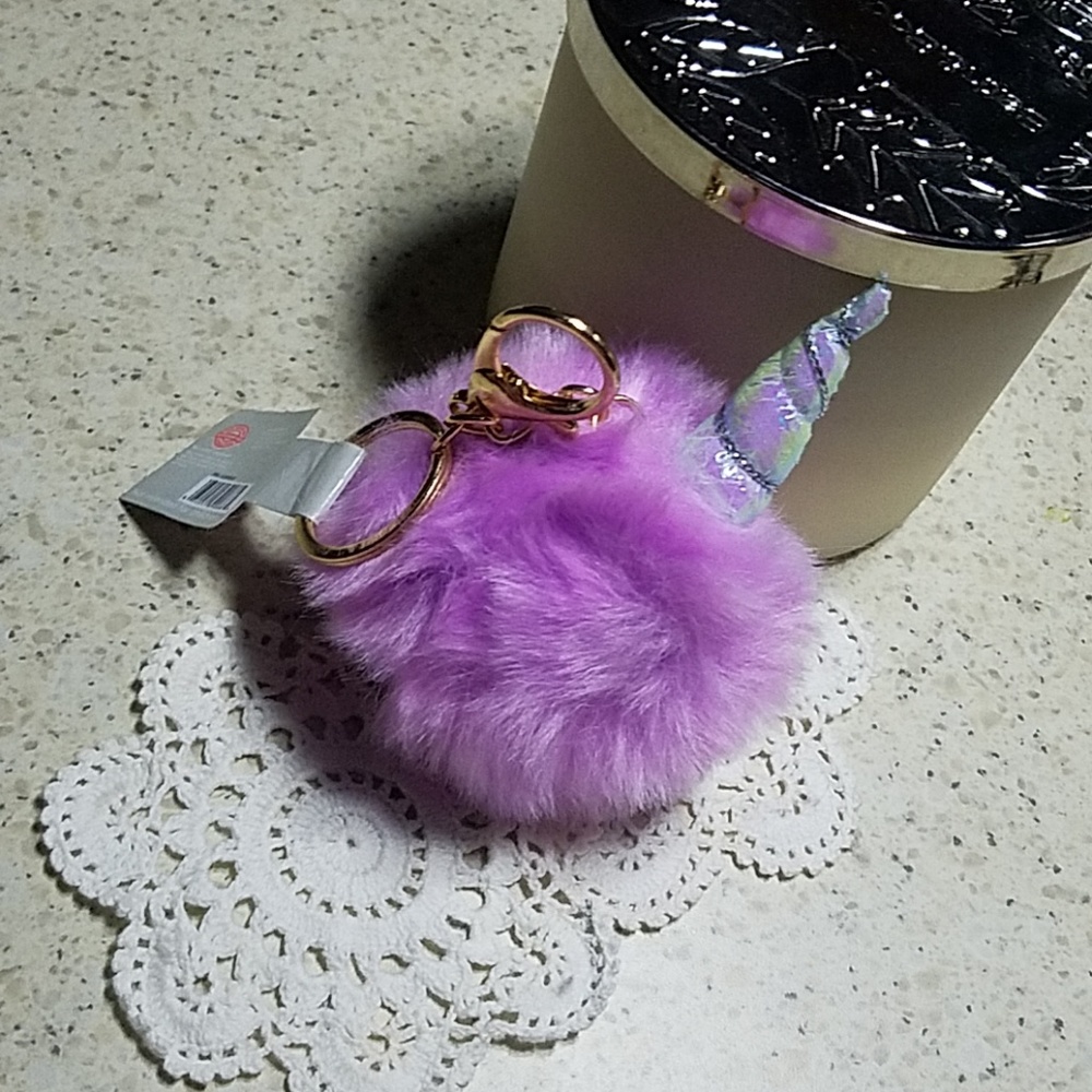 💜🦄💜🦄 NWT Pom Fuzzy Unicorn Keychain Clip